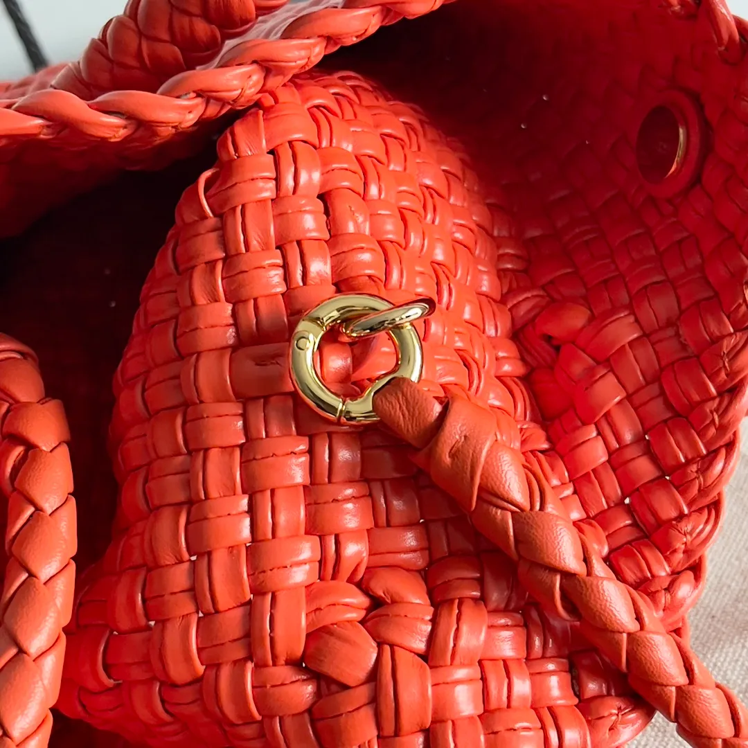 Batch 3760 BV collectible small woven handbags are really YYDS!! Bottega Veneta’s most classic small woven handbags are back! ! We use the highest quality leather with the highest craftsmanship❤️ to create the most expensive works. We have created the Intrecciato leather weaving process❤️ This unique traditional exclusive leather weaving method has not only become our logo but also reflects the time-consuming and labor-intensive craftsmanship of our products❤️ The new TOSCA handbag must be a selection worth collecting🆕 Style number: 776755 Size: 20*15.5*7cm